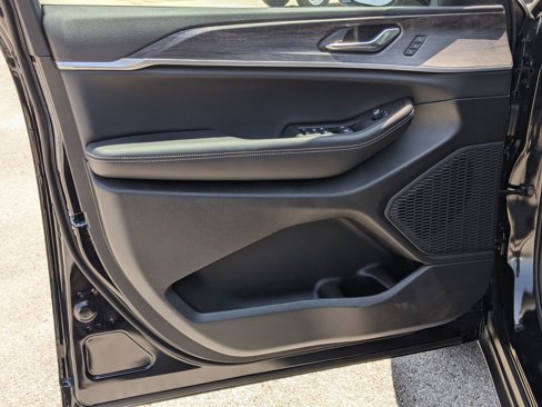 New 2025 Jeep Grand Cherokee Limited w/ Black Appearance Package image 11