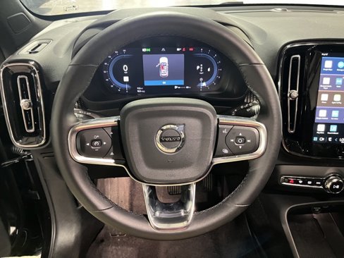 Used 2025 Volvo XC40 B5 Plus image 17