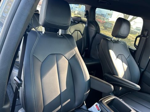 New 2025 Chrysler Pacifica Select image 24