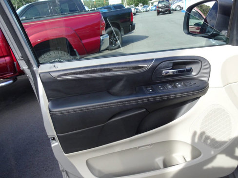 Used 2016 Chrysler Town & Country Touring image 20