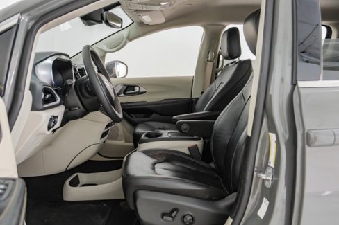 Used 2022 Chrysler Pacifica Touring-L image 24