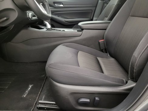 Used 2024 Nissan Altima 2.5 SV image 2