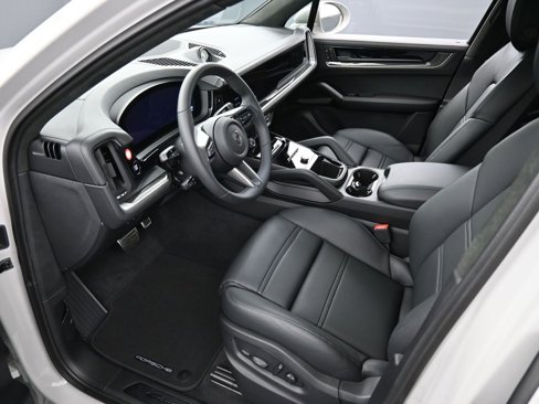 New 2025 Porsche Cayenne Turbo image 4