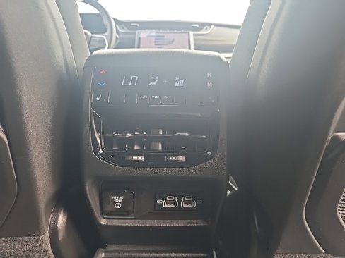 Used 2024 Jeep Grand Cherokee L Limited w/ Luxury Tech Group II image 9