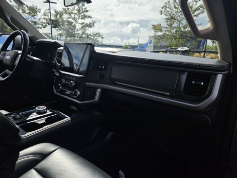 Used 2023 Ford Expedition Max XLT image 16