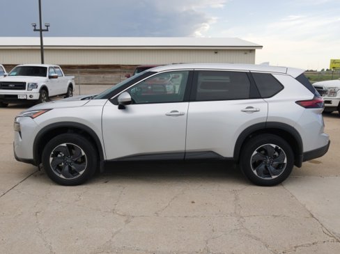 Used 2024 Nissan Rogue SV image 3