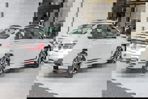 Used 2021 BMW 740i xDrive w/ M Sport Package image 9