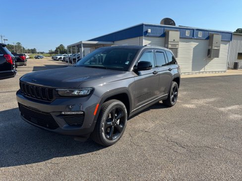 Used 2025 Jeep Grand Cherokee Limited w/ Luxury Tech Group II image 2