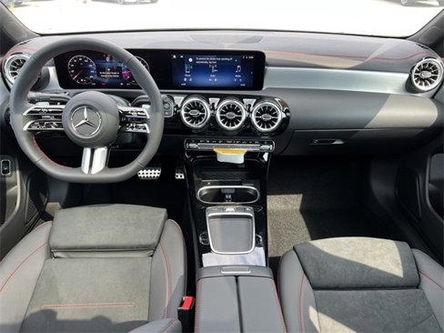 Used 2025 Mercedes-Benz CLA 250 4MATIC image 2