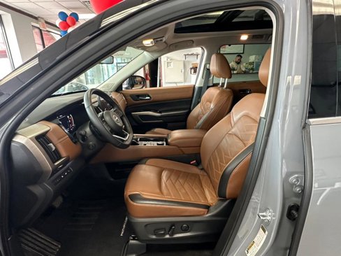 Used 2023 Nissan Pathfinder Platinum w/ Black Appearance Package image 19