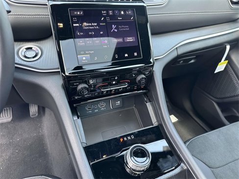 New 2025 Jeep Grand Cherokee L Altitude image 14