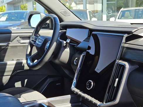 Used 2025 GMC Acadia Elevation image 12