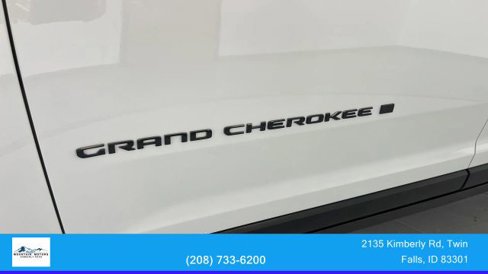 Used 2023 Jeep Grand Cherokee Limited w/ Black Appearance Package image 11