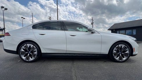 Used 2024 BMW i5 eDrive40i w/ Convenience Package image 9