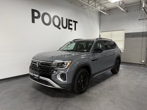 Used 2025 Volkswagen Atlas Peak Edition SE image 2