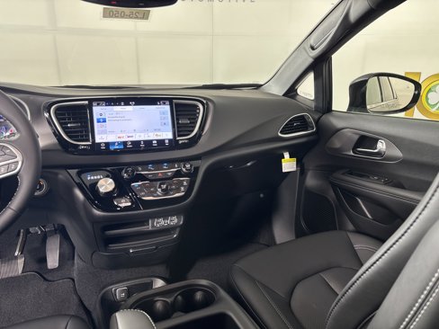 New 2025 Chrysler Voyager LX image 23