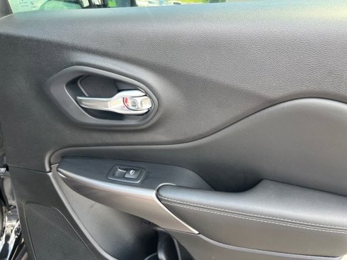 Used 2021 Jeep Cherokee Limited image 21