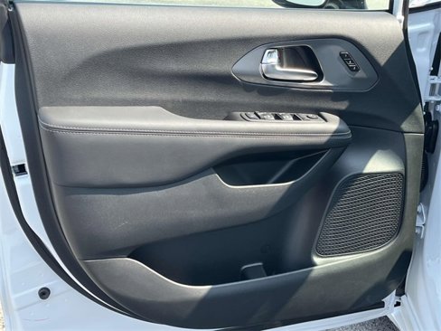 New 2025 Chrysler Pacifica Select image 11