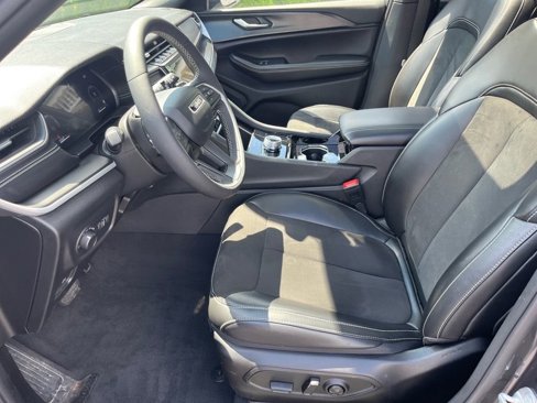 Used 2023 Jeep Grand Cherokee Altitude image 9