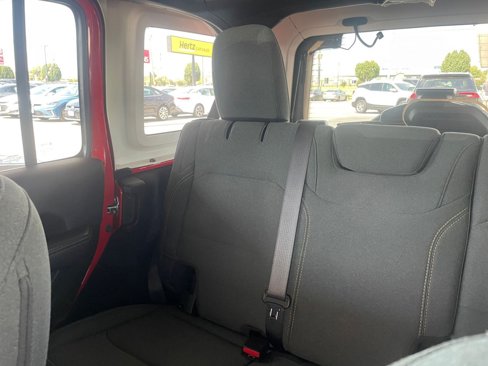Used 2025 Jeep Wrangler Sahara image 38