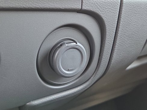 Used 2025 Nissan Frontier SV image 31
