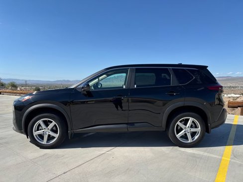 Used 2023 Nissan Rogue SV image 2