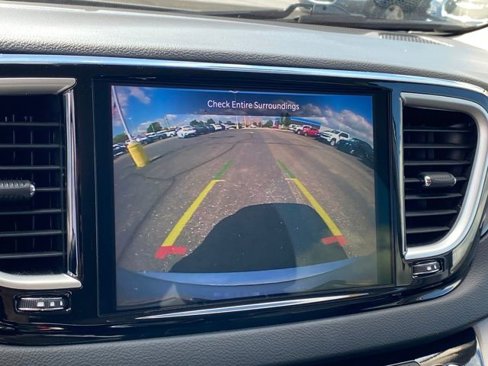 Used 2024 Chrysler Pacifica Touring-L image 11