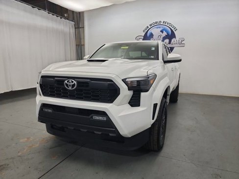Used 2024 Toyota Tacoma TRD Sport w/ TRD Sport Upgrade Package image 12