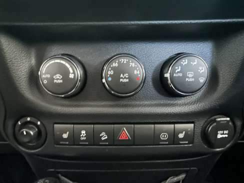 Used 2012 Jeep Wrangler Unlimited Rubicon image 31