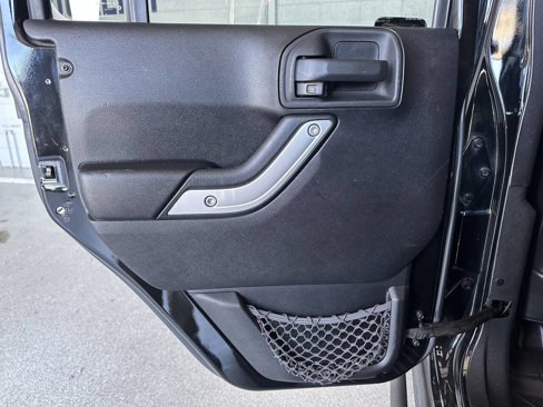 Used 2012 Jeep Wrangler Unlimited Rubicon image 15