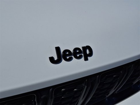 Used 2025 Jeep Grand Cherokee Altitude image 30