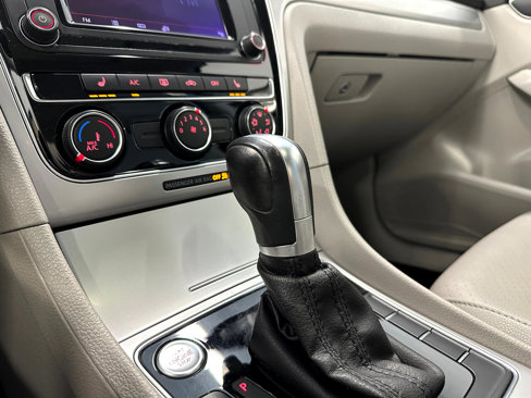 Used 2019 Volkswagen Passat Wolfsburg Edition image 39