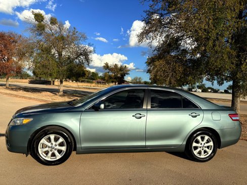 Used 2011 Toyota Camry LE image 2