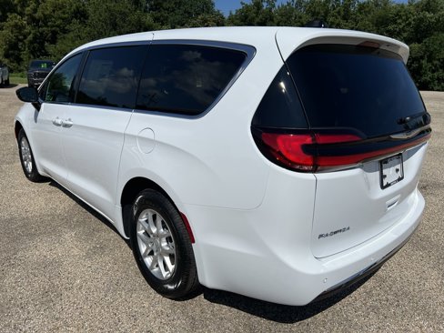 New 2026 Chrysler Pacifica Select image 3