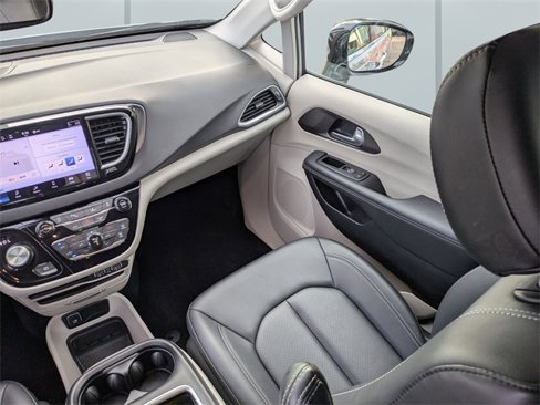 Used 2024 Chrysler Pacifica Touring-L image 18