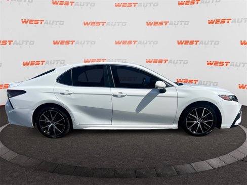 Used 2022 Toyota Camry SE image 6
