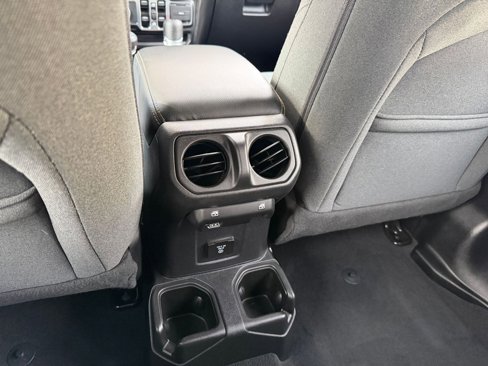 Used 2025 Jeep Wrangler Sahara image 23