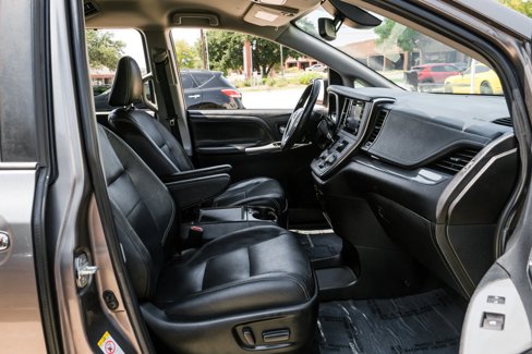 Used 2019 Toyota Sienna SE image 28