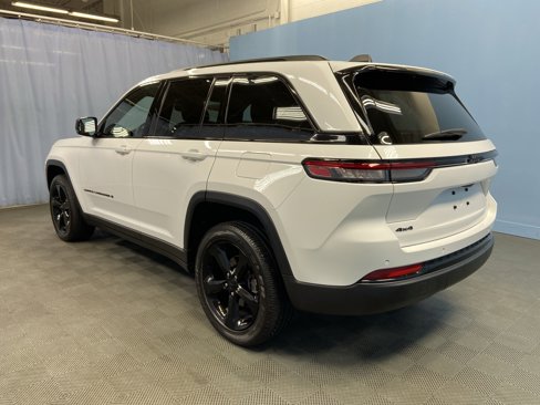 Used 2024 Jeep Grand Cherokee Altitude image 4