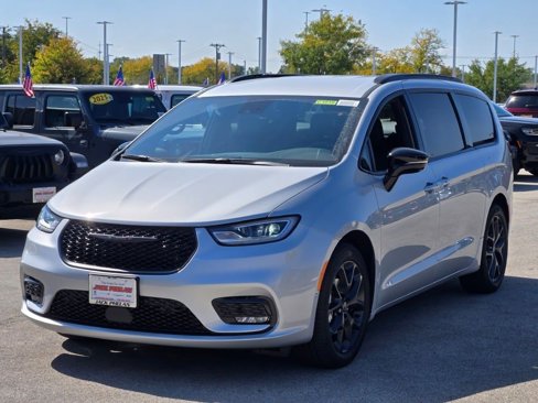 New 2026 Chrysler Pacifica Select image 3