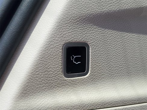 Used 2023 Chrysler Pacifica Touring-L image 7