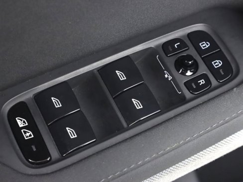 Used 2022 Polestar Polestar 2 w/ Performance Package image 26