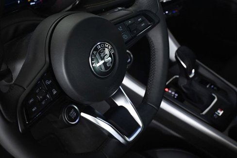 Used 2025 Alfa Romeo Tonale image 17
