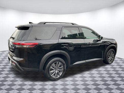 Used 2024 Nissan Pathfinder SV image 3