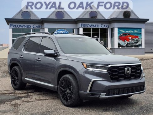 Used 2025 Honda Pilot Touring image 1