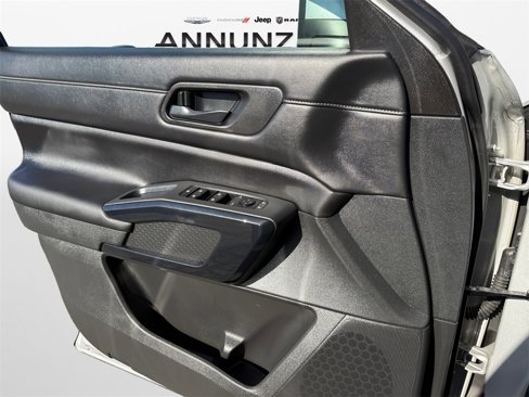 Used 2025 Nissan Pathfinder SV image 28