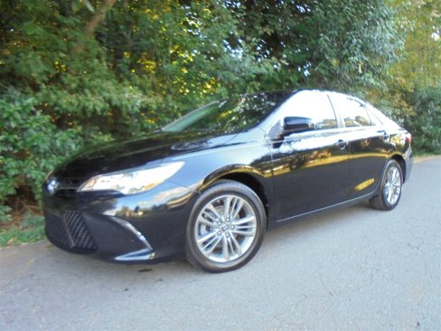 Used 2017 Toyota Camry SE image 1