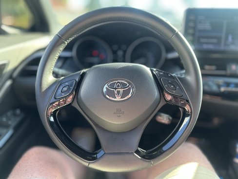 Used 2022 Toyota C-HR XLE image 29