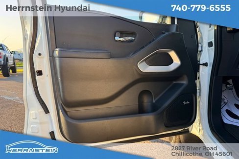 Used 2024 Nissan Frontier SV w/ SV Convenience Package image 16