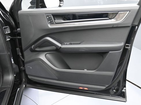 New 2025 Porsche Cayenne Turbo image 30